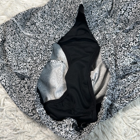 Lululemon Hotty Hot Short II *2.5" Ditsy Daisy White Black / Black - Picture 3 of 7